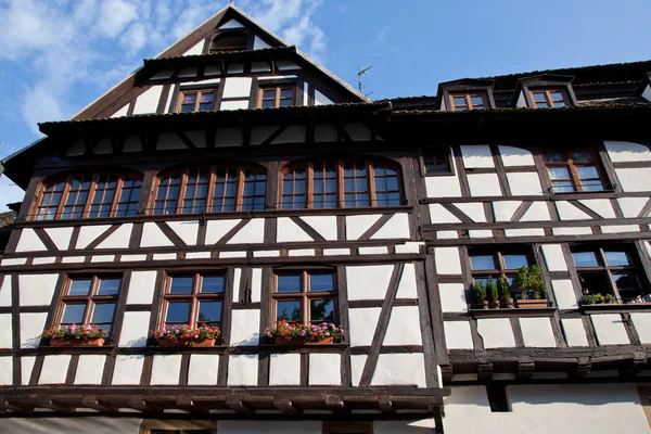 Tradiční starý dům ve Štrasburku — Stock fotografie