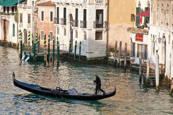 Gondola on the Grand Canal in the early evening at the sunset — Stock Photo, Image