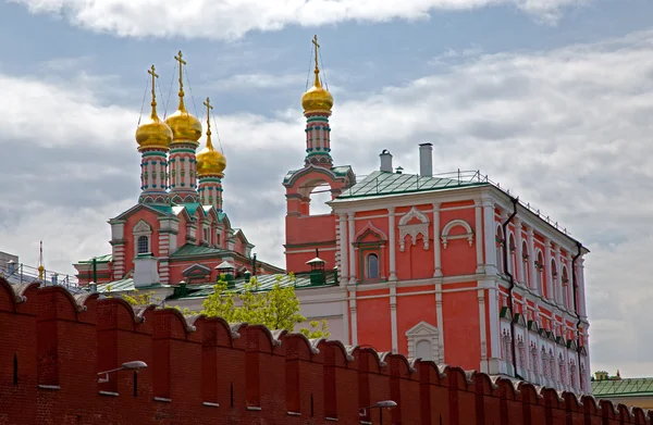 Moskauer Kreml Mauer und Kathedralen Kuppeln — Stockfoto