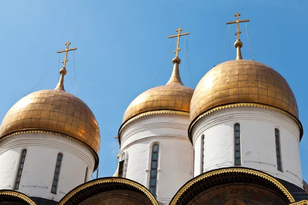 Lök kupoler av domkyrkan av antagandet, Kreml, rusiia — Stockfoto