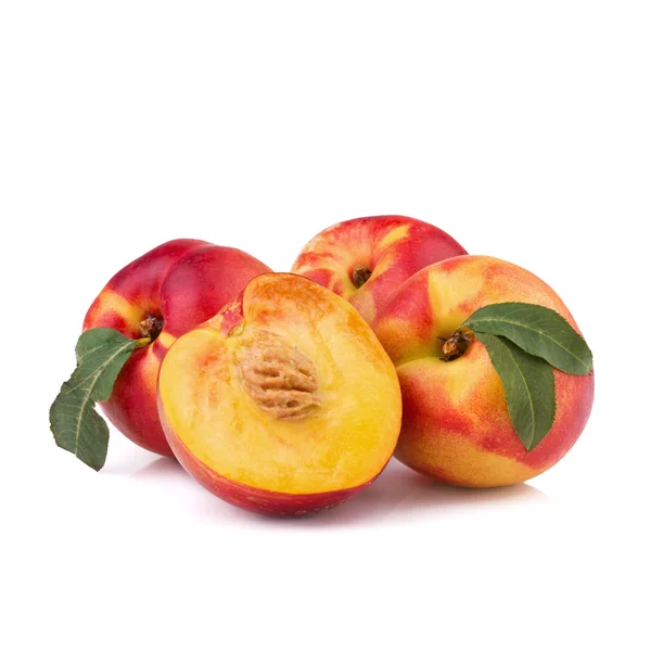 Pfirsich oder Nektarine isoliert auf weiß — Stockfoto