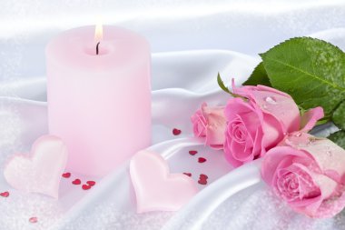 aşk kavramı ile mum ve kalpler