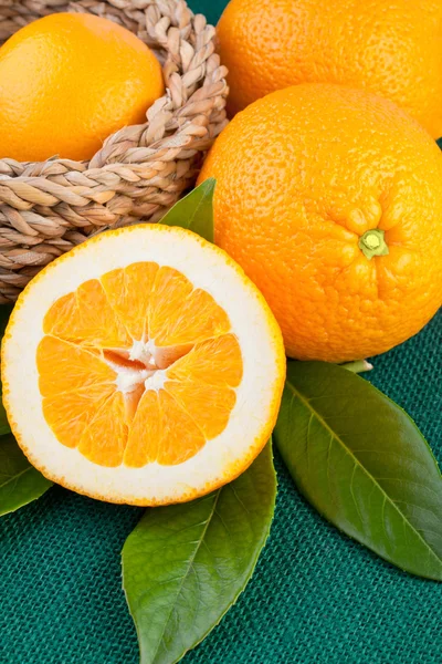 Naranja frutas sobre tela de lona verde — Foto de Stock