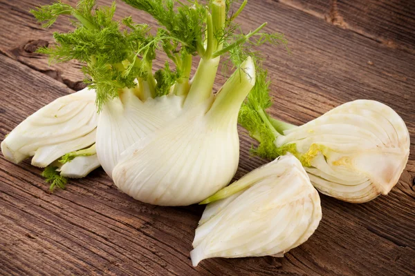 Fenchelknollen auf hölzernem Hintergrund — Stockfoto