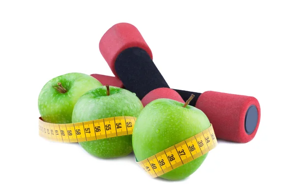 Упражнения и концепция здорового питания Зеленое яблоко с измерительной лентой — стоковое фото
