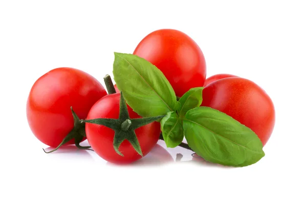 Kiraz domates fesleğen yaprağı üzerinde beyaz izole — Stok fotoğraf