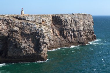 kayalık sahil ve deniz feneri