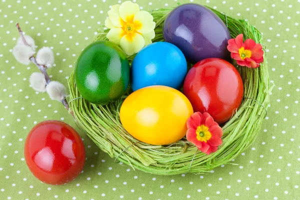 Huevos de Pascua en un mantel verde — Foto de Stock