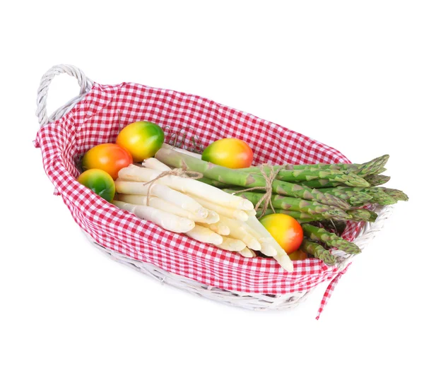 Asperge fruit in een mand versierd met Pasen eieren — Stockfoto