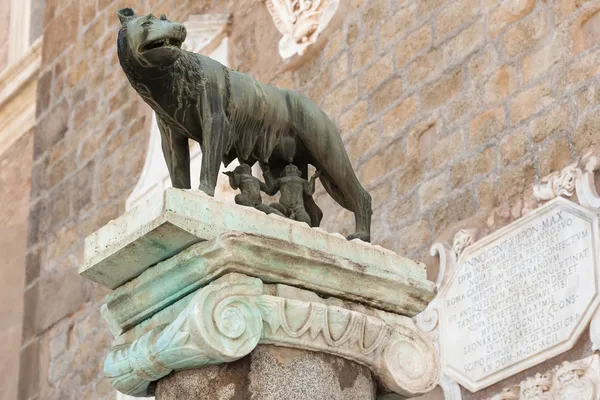 Бронзовая скульптура Капитолийского волка на Капитолийском холме в Риме, Италия — стоковое фото