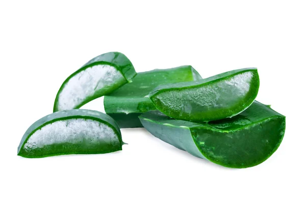 Hoja de aloe vera y rodajas aisladas sobre fondo blanco — Foto de Stock