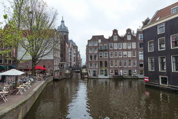 与典型的阿姆斯特丹运河荷兰的房子 — 图库照片