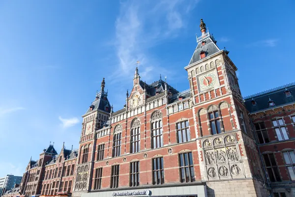 Центральним вокзалом Амстердама — стокове фото
