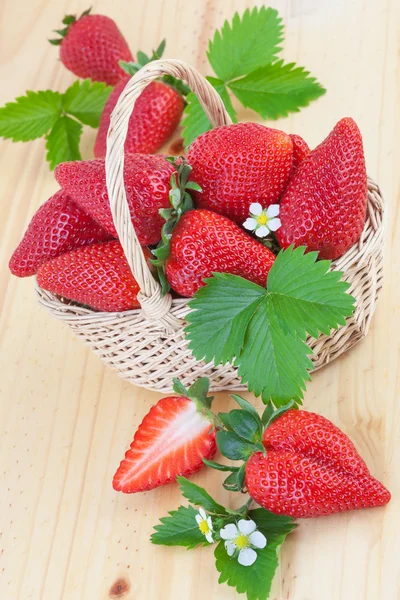 Rijpe aardbeien in een mand — Stockfoto