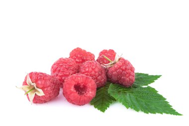 Beyaz arka planda izole edilmiş olgun ahududular.