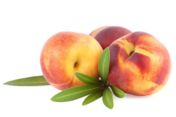 Pfirsichfrüchte isoliert auf weiß — Stockfoto