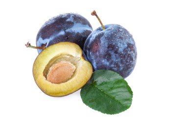 beyaz zemin üzerine taze Erik meyve