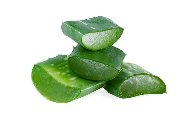 Tumpukan Aloe Vera yang baru diiris dengan latar belakang putih — Stok Foto