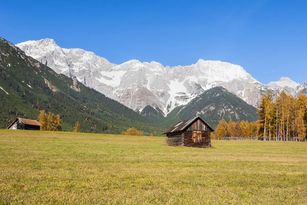 Paisagem Alpina do Planalto Mieming com galpão alpino, Áustria, Tirol — Fotografia de Stock