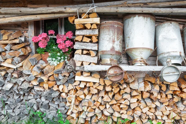 Latas de leche viejas decorativas de una cabaña de montaña — Foto de Stock