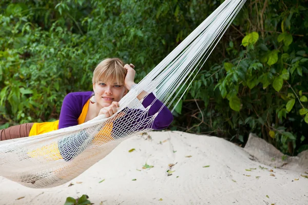 Vrouw in hangmat — Stockfoto