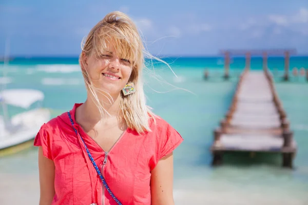 Giovane donna in piedi sulla spiaggia — Foto Stock