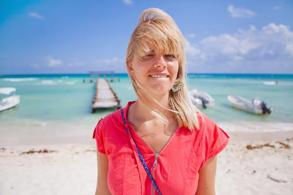 Junge Frau steht am Strand — Stockfoto