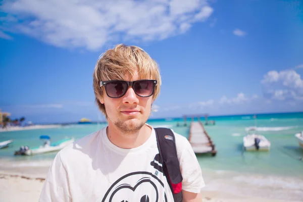 Man op het strand — Stockfoto