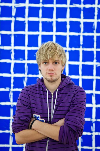 Man en een blauwe muur — Stockfoto