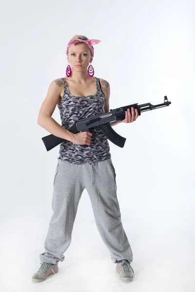 Junge Frau mit automatischem Gewehr — Stockfoto