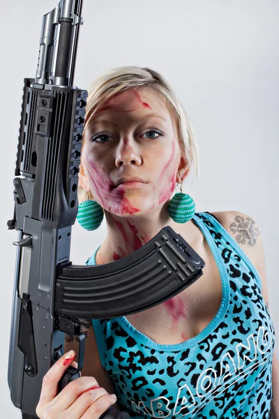 Jonge vrouw met automatische geweer — Stockfoto