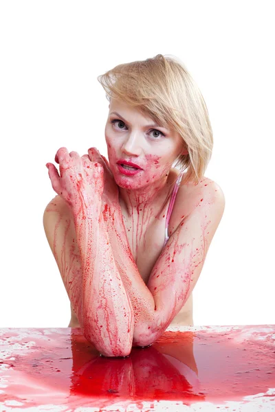 kadın kırmızı sıvı kaplı