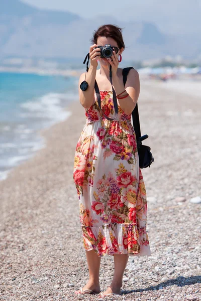 Mujer joven tomando una foto — Foto de Stock