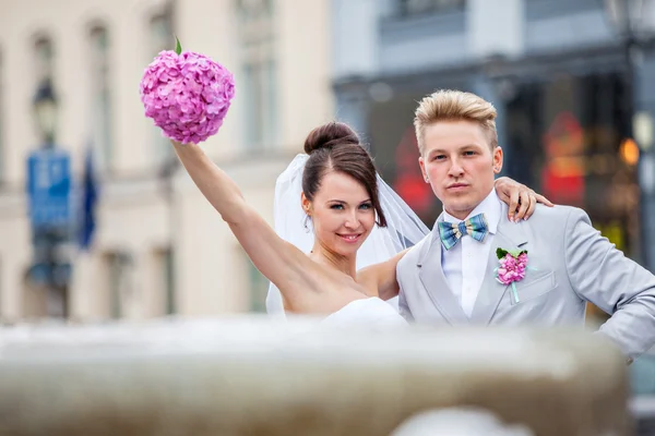 Nevěsta a ženich ve svatební den — Stock fotografie