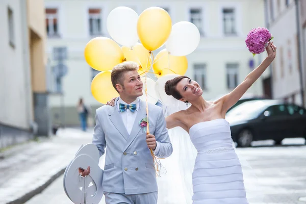 結婚式の日の上を歩いてください。 ロイヤリティフリーのストック写真