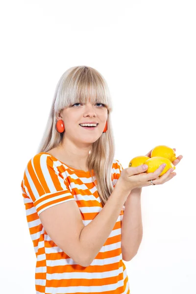 Hermosa chica sosteniendo limones frescos — Foto de Stock