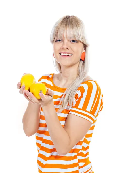 Красива дівчина тримає свіжі лимони — стокове фото