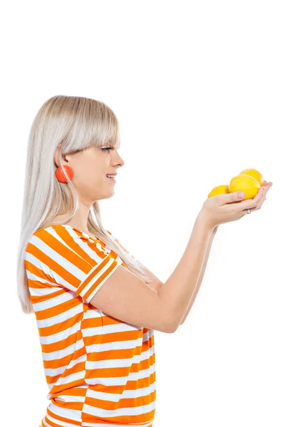 Hermosa chica sosteniendo limones frescos — Foto de Stock