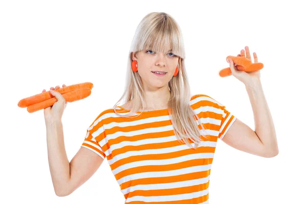 Красивая девушка со свежей морковью — стоковое фото