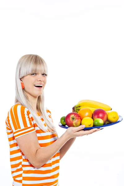 Hermosa chica sosteniendo plato con fruta fresca —  Fotos de Stock