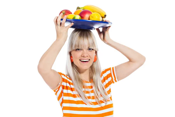 Красивая девушка держит тарелку со свежими фруктами — стоковое фото