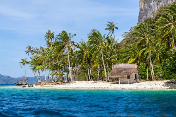 Casa abandonada na ilha paradisíaca — Fotografia de Stock