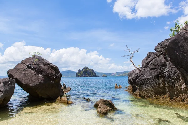 Riva del mare con rocce — Foto Stock