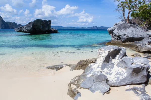 Rochers dans une mer bleue — Photo