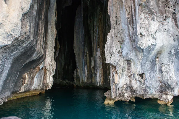Пещера внутри скал — стоковое фото