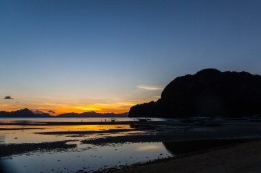 Sahilde güzel bir gün batımı