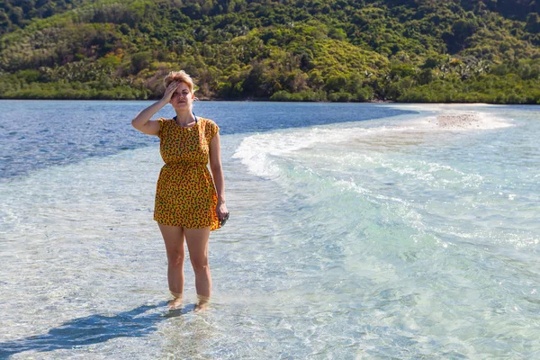 Kvinna på en perfekt strand — Stockfoto