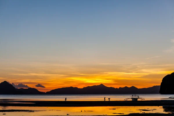 Hermosa puesta de sol en la playa — Foto de Stock