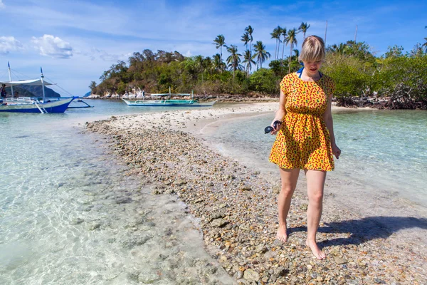 Vrouw op een perfecte strand — Stockfoto