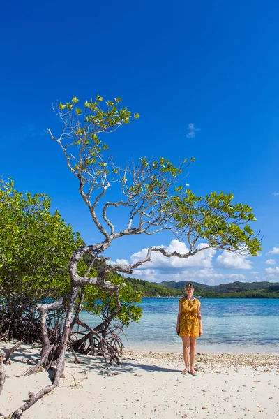 Vrouw op een perfecte strand — Stockfoto